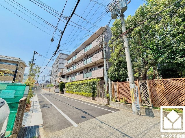 ファミール甲子園浦風町の外観|兵庫県内を東西に走る国道2号線まで約1.2km。名神高速道路の西宮ICも一般道で約500mと近く、大阪・京都・名古屋方面へのアクセスもスムーズ。休日のお出かけや通勤も快適なカーライフが叶います。