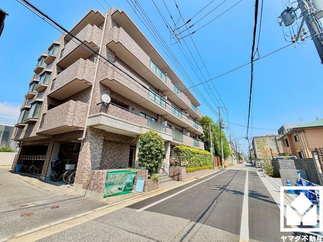 ファミール甲子園浦風町の外観|陽光に映えるタイル貼りの美しい外観。街並みに馴染みながらも、ひときわ目を引く存在感。