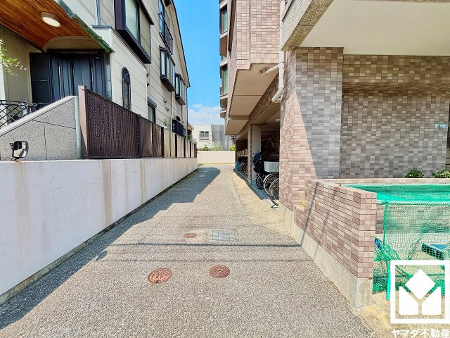 ファミール甲子園浦風町の外観|カウンターキッチンなので配膳や片付けがしやすく、お料理中もリビングにいるお子様の様子が見守りやすい設計です。災害時の非常食や食料品のストックなども保存できる床下収納庫を備えています。