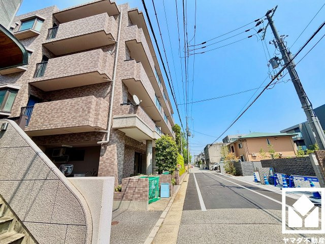 ファミール甲子園浦風町の外観|収納付きでスッキリお使い頂ける洗面台がございます。カウンターが広めなので、忙しい朝も身支度がスムーズ。洗面室には室内洗濯機置場も設置されており、天候に左右されず洗濯していただけます。