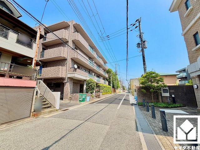 ファミール甲子園浦風町の外観|トイレは温水洗浄便座付きで、季節を問わずいつでも温かい便座をお使いいただけます。手洗いが別になっており、衛生面にも配慮された仕様です。