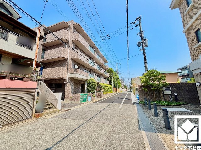 ファミール甲子園浦風町の外観|突然の来訪時にも防犯面で心強いモニター付きインターホンを設置。お留守番中のお子様も、室内からスムーズに相手の確認ができます。