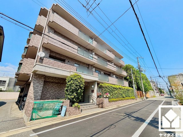 ファミール甲子園浦風町の外観|東側・北側・西側の3か所にバルコニーを備えた、風通しの良い設計です。