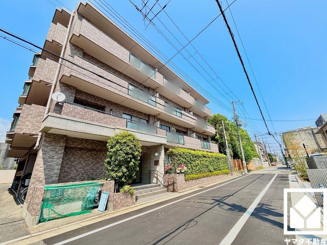 ファミール甲子園浦風町の外観|玄関にはシューズボックスを設置。家族の靴もしっかり収納できるので、玄関がいつも片付き、気持ちよくお客様を迎えられます。