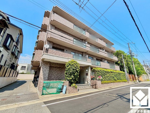 ファミール甲子園浦風町の外観|玄関周りに個性が生まれる専用ポーチ付き。門扉を備えており、プライバシーや防犯面にも配慮された設計です。