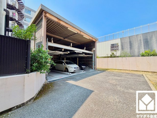ファミール甲子園浦風町の駐車場|敷地内に駐車場を設置。重い荷物や雨の日の移動もスムーズで、快適なカーライフを実現。空き状況等の詳細は弊社スタッフまでお気軽にお問い合わせください。