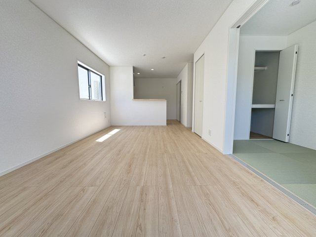 南城市玉城愛地　第1（全5棟）4号棟の居間・リビング|4号棟　LDK16.2帖♪リビング収納付き♪