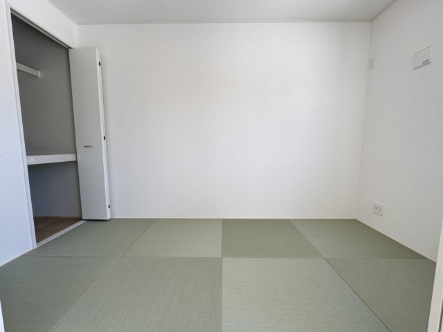 南城市玉城愛地　第1（全5棟）4号棟の和室|4号棟　洋風和室4帖＋収納付き♪