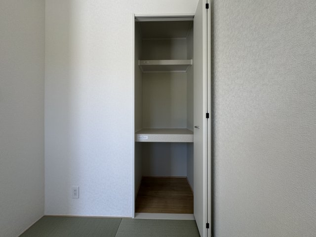 南城市玉城愛地　第1（全5棟）4号棟の収納|4号棟　洋風和室4帖＋収納付き♪