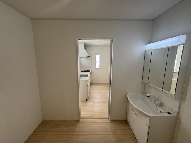 南城市玉城愛地　第1（全5棟）4号棟の脱衣所|4号棟　ゆとりある洗面室♪
