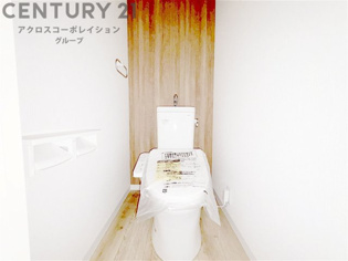温水洗浄便座付トイレは温水洗浄機能により、暖かい水でおしりを洗浄することができ、冷たい水を使う従来の便座に比べ、温水洗浄機能で暖かいトイレを提供し、快適な使用を可能にします。