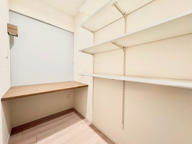日興パレス高田馬場の洋室|お子様の勉強スペースや奥様のカルチャースペース、パソコンコーナーなど多目的に使える納戸。

現地ご見学希望・資料請求などお気軽にお問い合わせ下さい！
03-5990-5201