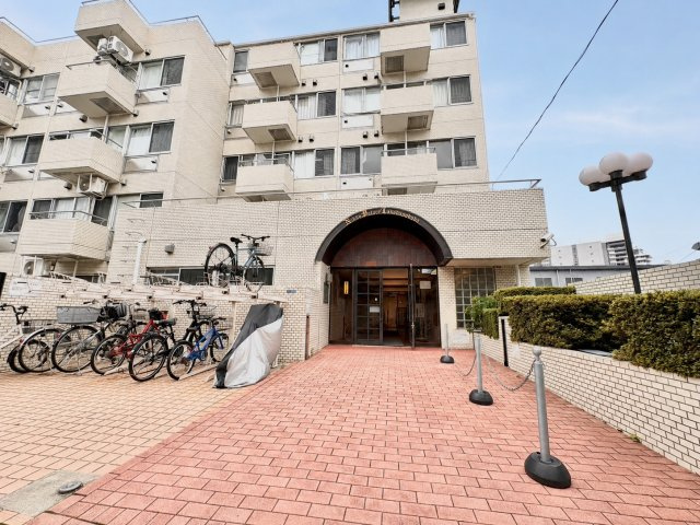 日興パレス高田馬場のエントランス|モダンなデザインは洗練された佇まい。

現地ご見学希望・資料請求などお気軽にお問い合わせ下さい！
03-5990-5201