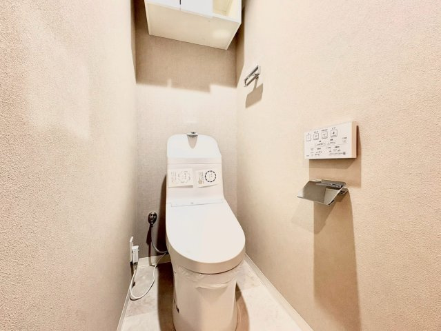 日興パレス高田馬場のトイレ|ウォシュレット付きのトイレはいつも快適！

現地ご見学希望・資料請求などお気軽にお問い合わせ下さい！
03-5990-5201