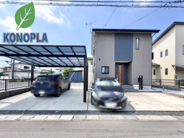 【中古戸建】邑楽郡大泉町大字寄木戸の外観|■外観｜雨や雹、鳥の糞などから大切な愛車を守ることが出来る嬉しいカーポート付き♪