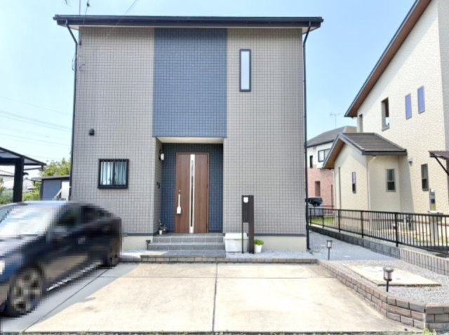 【中古戸建】邑楽郡大泉町大字寄木戸の外観|■外観｜シャープなデザインが印象的な洗練された外観。シックで洗練された雰囲気とともに高級感を感じさせてくれます♪