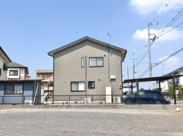 【中古戸建】邑楽郡大泉町大字寄木戸の外観|■外観｜光の当たり方によって陰影が美しく際立ち、時間帯ごとに異なる表情を楽しめる魅力があります。スタイリッシュで都会的な印象を与えつつも、シンプルで飽きのこない外観に仕上がっています。