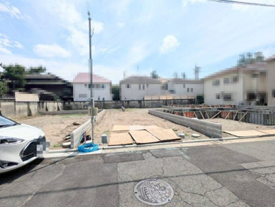 【前面道路含む現地写真】 | 浜寺諏訪森町西４丁　新築一戸建 | 駐車２台可能です！広々駐車スペースはママやお子様の自転車も停められますね！