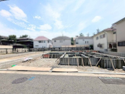 【外観】 | 浜寺諏訪森町西４丁　新築一戸建 | 対面式を採用したキッチンですので、リビングで寛ぐご家族をいつも感じられます！会話を楽しみながら家事ができますね♪