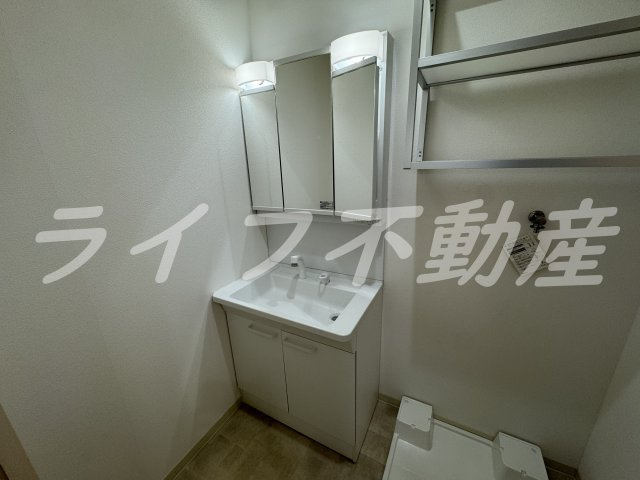 クリエオーレ小若江の独立洗面台|独立洗面台、小物を置くことができて便利です
