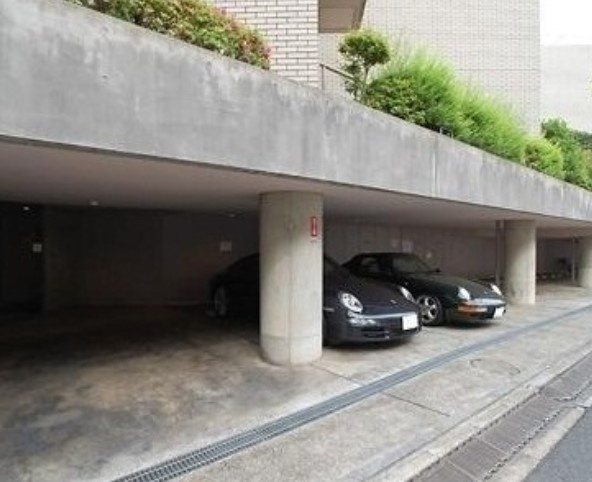 広尾シダーコートの駐車場|※別部屋参照