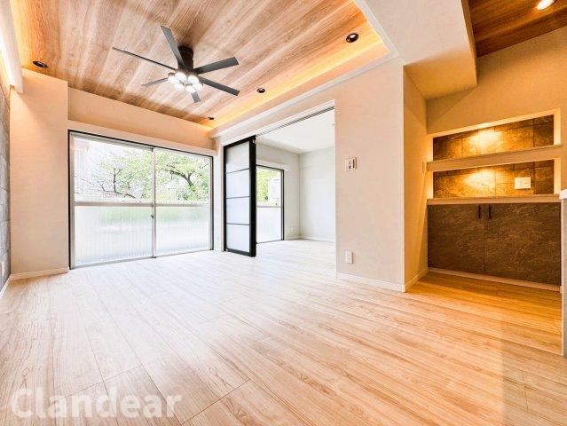 トーア千住マンションの居間・リビング|ドキドキの新生活も、安心してスタート。ぴったりの住まいを見つけませんか？クランディアが一緒に住まい選びをサポートします‼　まずは、お気軽にお問合せください　＃クランディア