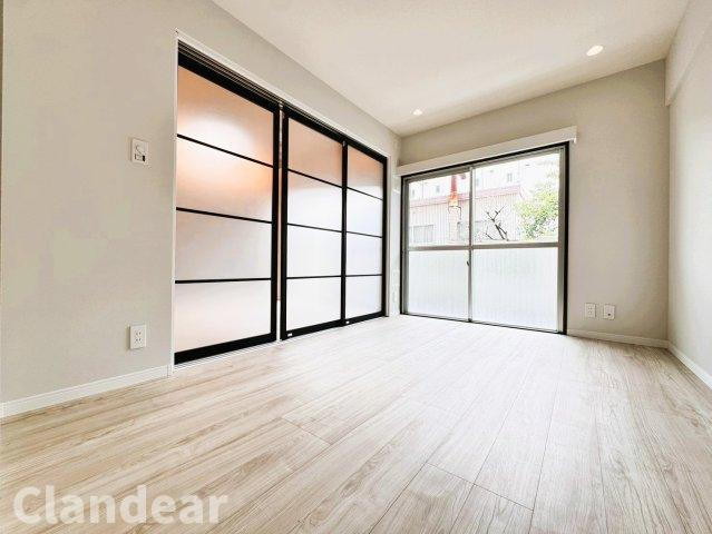 トーア千住マンションの洋室|ドキドキの新生活も、安心してスタート。ぴったりの住まいを見つけませんか？クランディアが一緒に住まい選びをサポートします‼　まずは、お気軽にお問合せください　＃クランディア