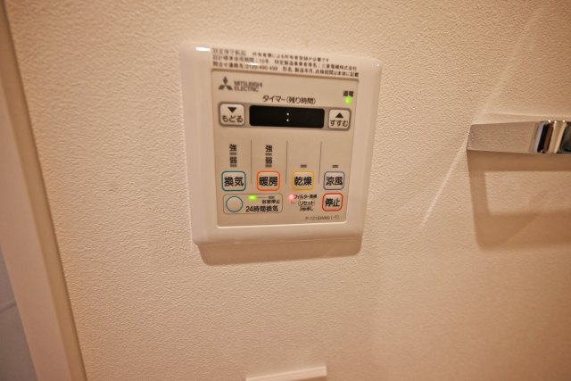 Brillia Tower 堂島の設備|浴室暖房乾燥機を備えているため、梅雨の時期でも洗濯物をしっかり乾かせます。