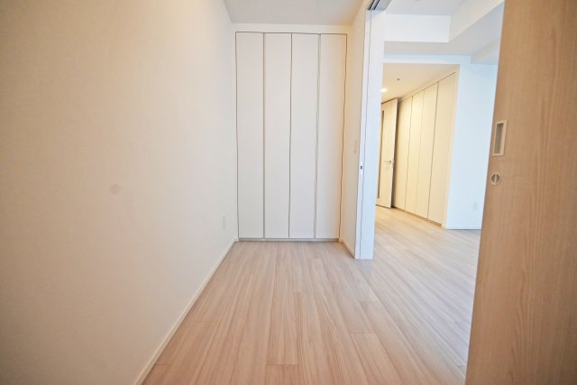 Brillia Tower 堂島の洋室|洋室約3.2帖
ライフスタイルに合わせて自由に使えるコンパクトな空間です。