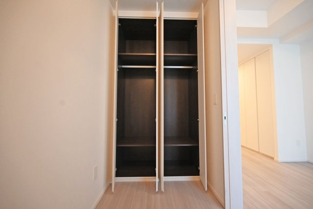Brillia Tower 堂島の収納|クローゼット付きで、上部棚には収納ボックスを使って季節物も整理できます。
