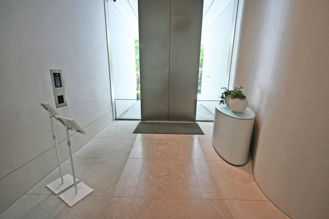 Brillia Tower 堂島のエントランス|エントランスはオートロック仕様で、安心してお住まいいただける住環境を整えています。