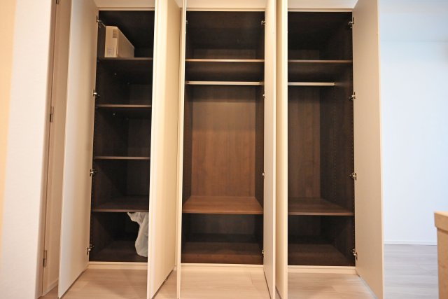 Brillia Tower 堂島の収納|使い勝手の良いリビング収納で、掃除道具や季節物の家電収納に便利です。