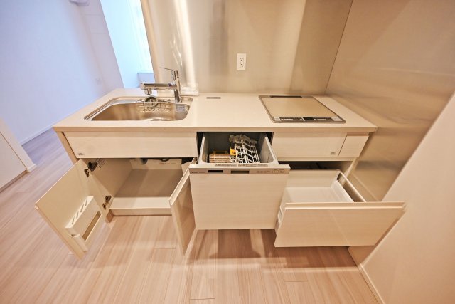 Brillia Tower 堂島のキッチン|まとめて洗える食器洗浄機が備わっており、家事の時短に役立ちます。