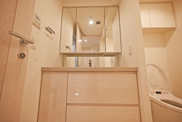 Brillia Tower 堂島の独立洗面台|明るく使いやすい3面鏡付きの洗面化粧台です。ボウルが大きく使いやすい洗面台は朝の身支度の時短に役立ちます。