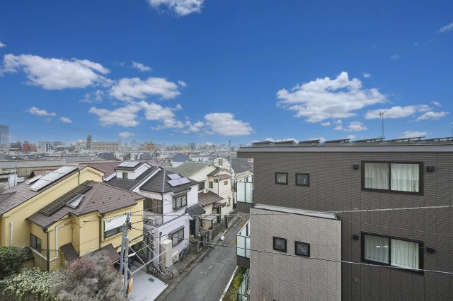 クレッセント東中野レジデンスの展望|遠くまで続く空が大きく開け、天気や時間帯によって移り変わる様子を楽しめる眺望です。都会の喧騒を忘れてリフレッシュすることができます
