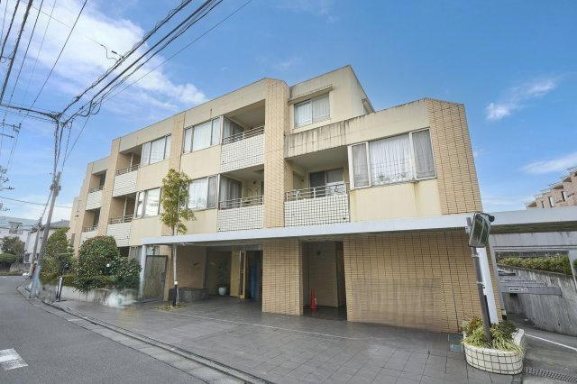 クレッセント東中野レジデンスの外観|閑静な住宅街に佇む、低層レジデンスです。再開発が進む中野駅前エリアも生活圏（中野駅徒歩15分）です。4路線3駅利用可能で都心へのアクセス良好です