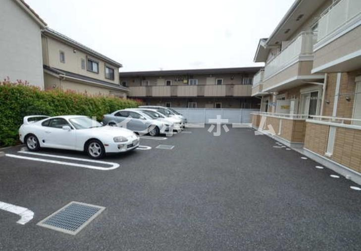 パインズ・コートの駐車場