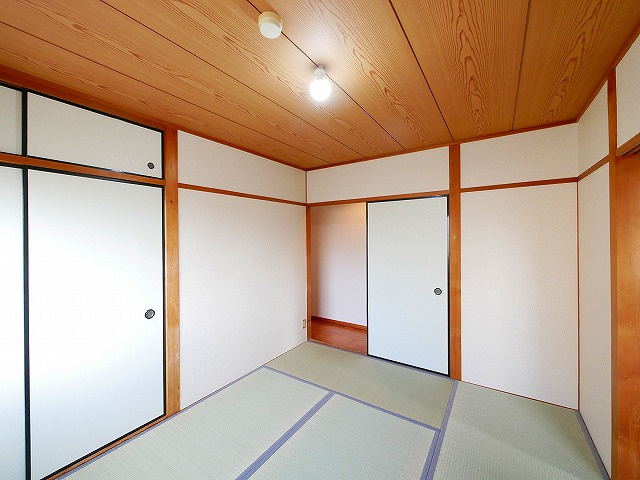 ナラコック三条ハイツの和室|フローリングだけでなく、和室もあります