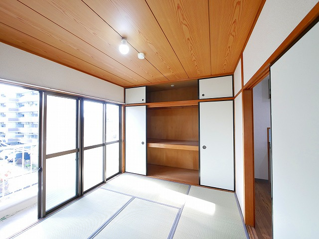 ナラコック三条ハイツの和室|明るい和室です