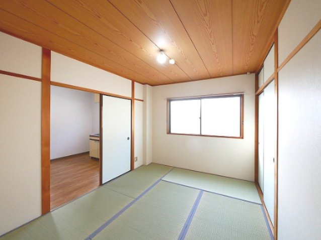 ナラコック三条ハイツの寝室|開放的な寝室です