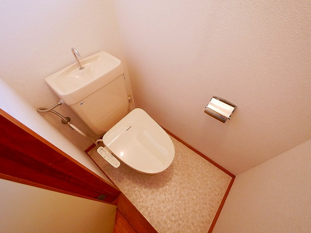 ナラコック三条ハイツのトイレ|落ち着いた色調のトイレです