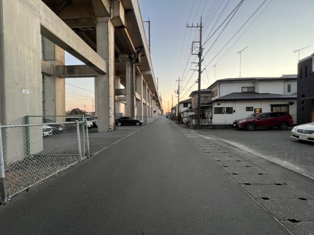 小山市大字羽川　中古注文住宅、小金井駅まで歩いて10分♪の前面道路含む現地写真