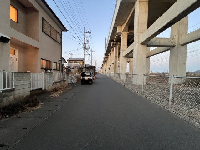 小山市大字羽川　中古注文住宅、小金井駅まで歩いて10分♪の前面道路含む現地写真