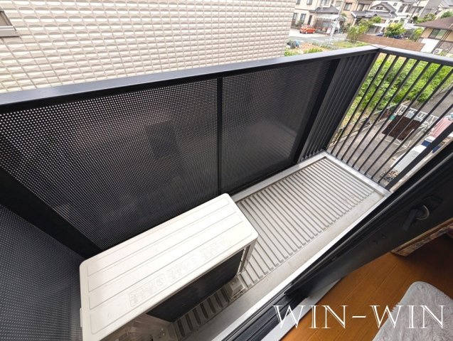 ユトリロ東脇のバルコニー
