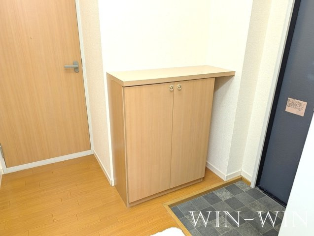 ユトリロ東脇の玄関