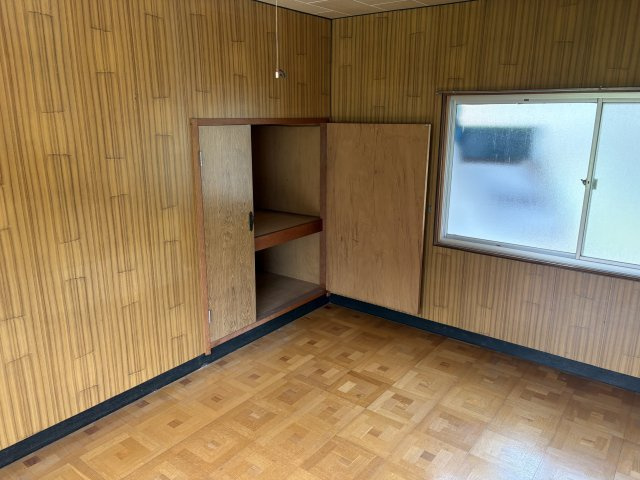 鴨方町益坂貸戸建の洋室