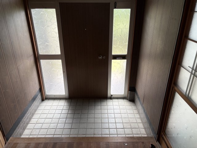鴨方町益坂貸戸建の玄関