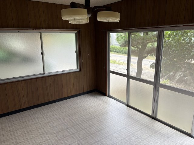 鴨方町益坂貸戸建の居間・リビング