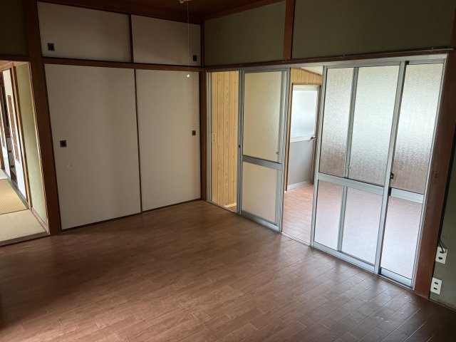 鴨方町益坂貸戸建の洋室