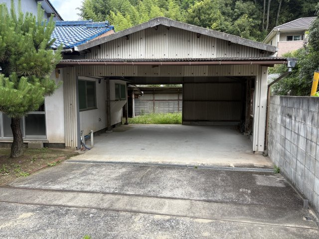 鴨方町益坂貸戸建の駐車場